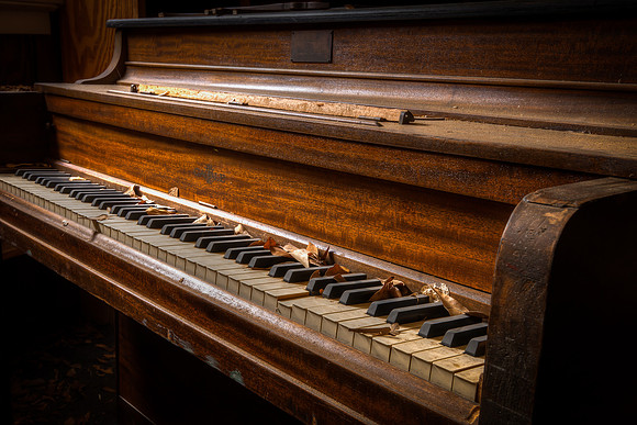 Old piano, Fairmont High School